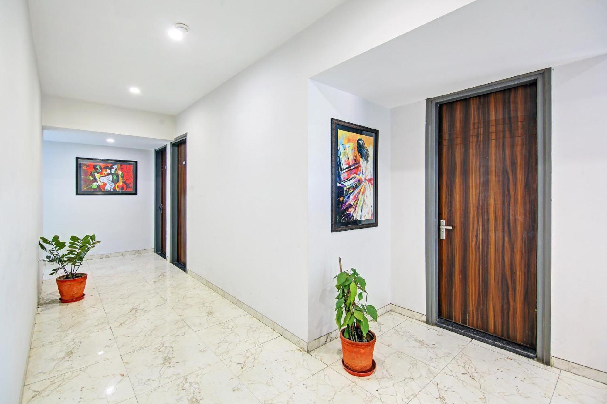 Super Townhouse Geetanjali Inn Гургаон Экстерьер фото